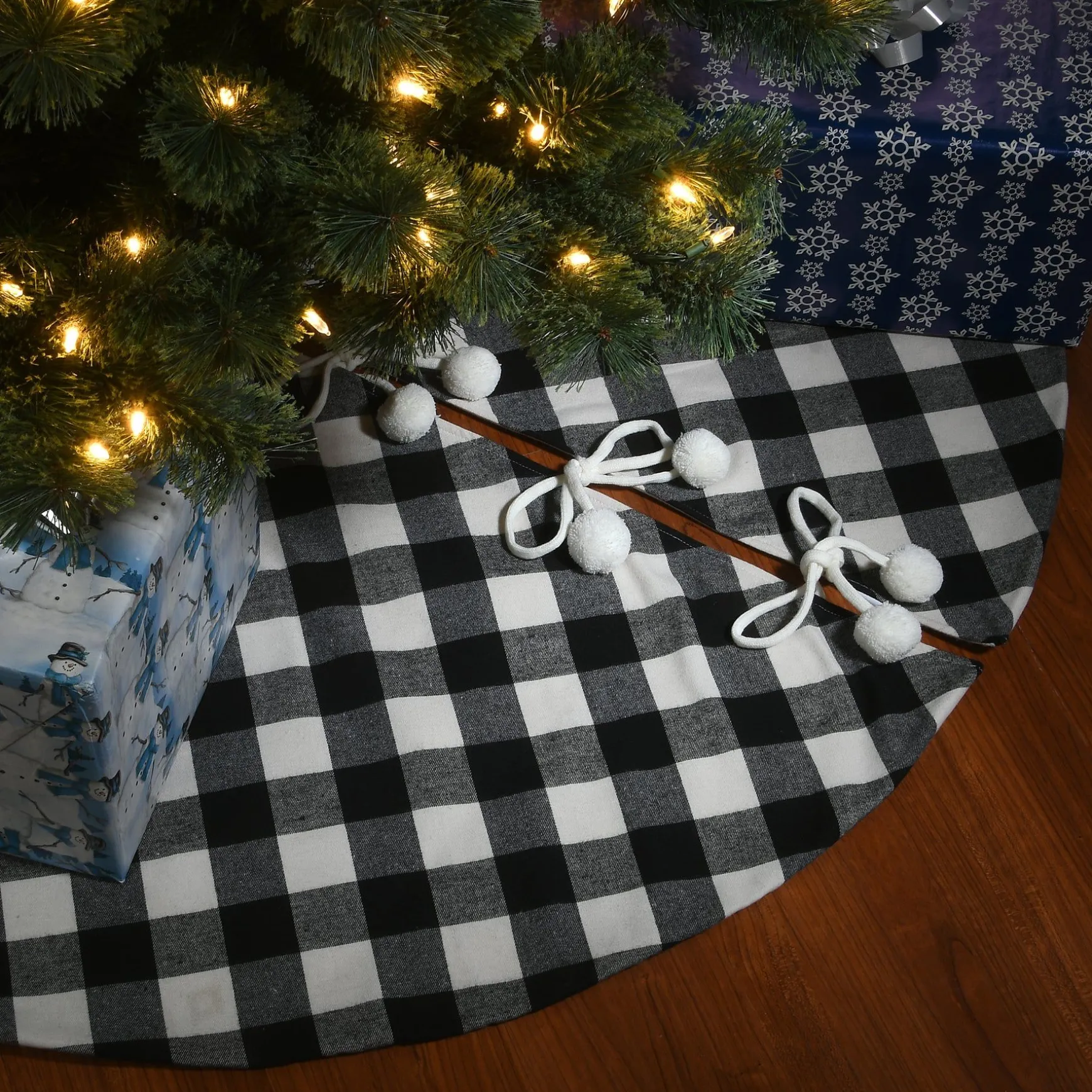 Store National Tree Company 52" General Store Collection Plaid Tree Skirt